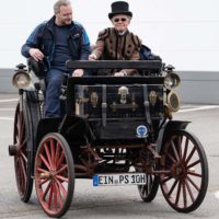 Oudste auto ter wereld mag nog steeds de weg op!